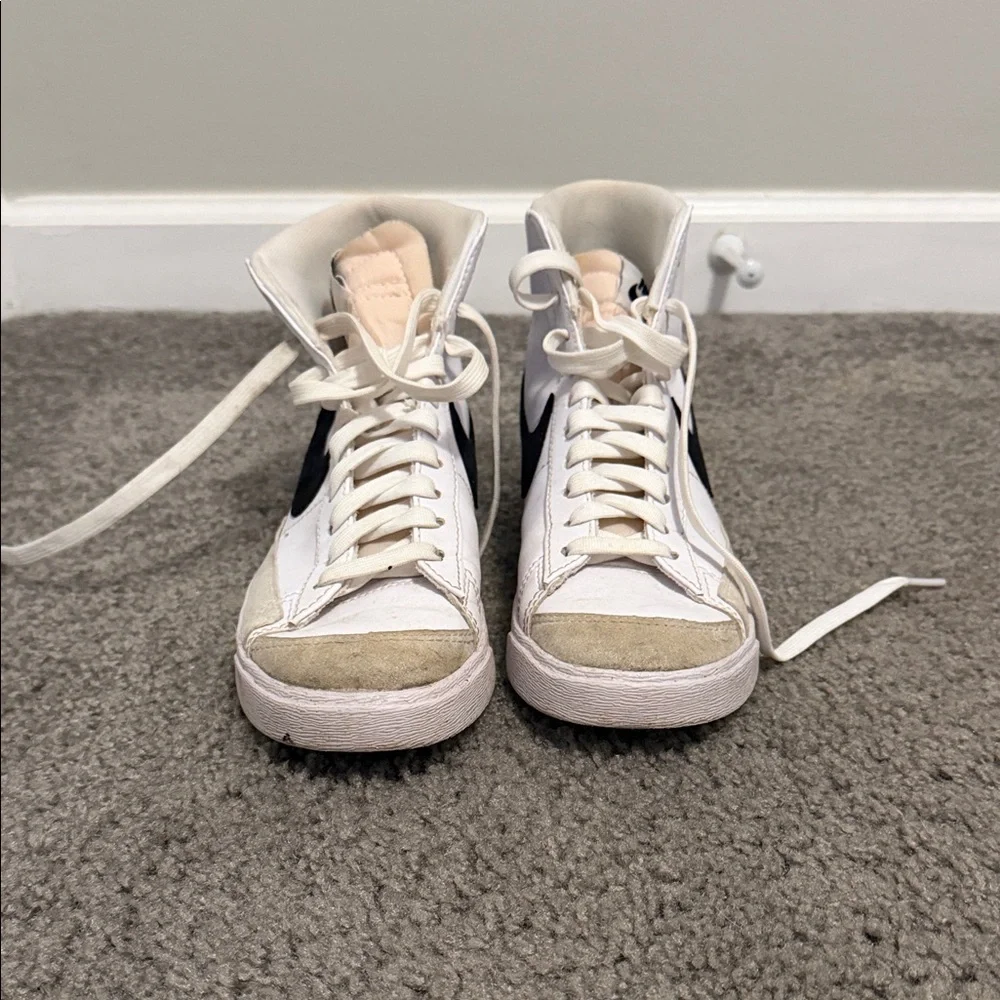 Women’s Nike Blazers - Picture 2 of 3